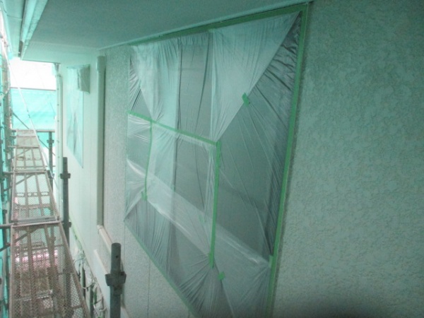 窓周りの養生です