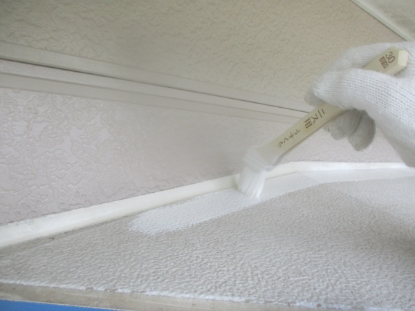 出窓天板の錆止め刷毛塗装中です