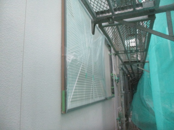 窓周りの養生です