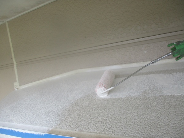 出窓天板の錆止めローラー塗装中です