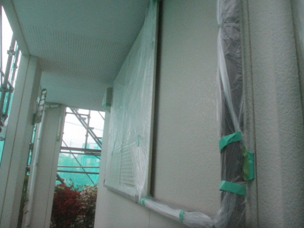 雨戸付き窓の養生です