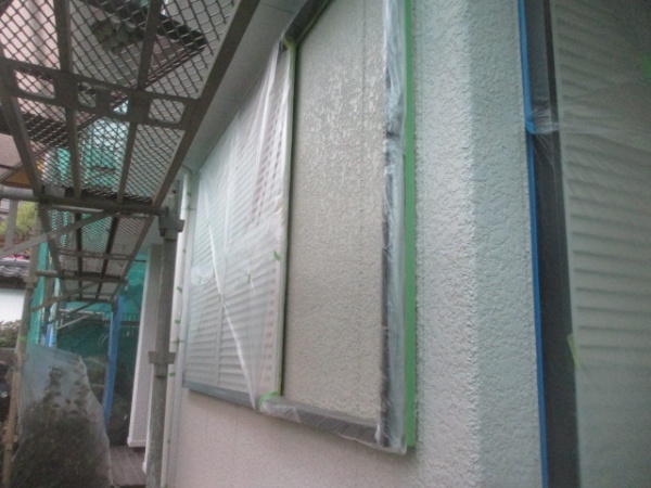 雨戸付き窓の養生です