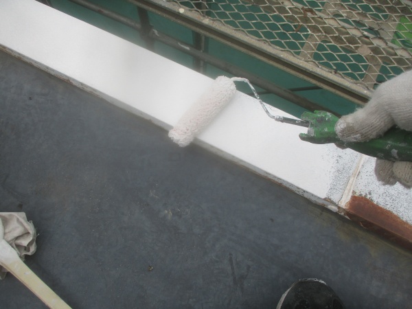 パラペット笠木のローラー塗装中です