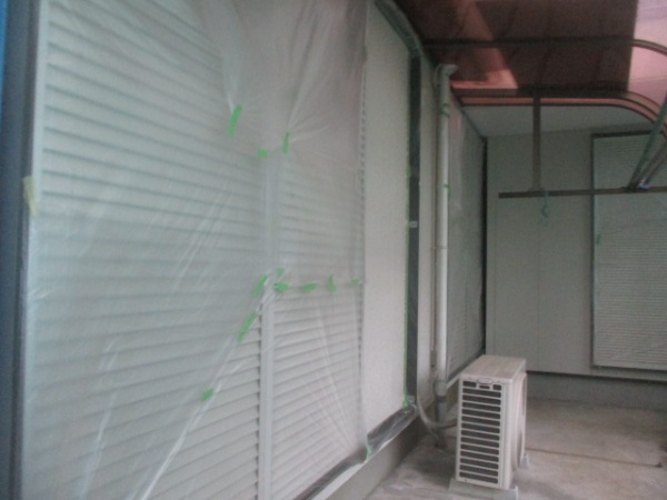 掃き出し窓の養生です