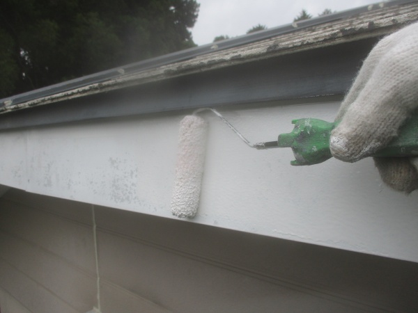 破風板金の錆止め塗装中です