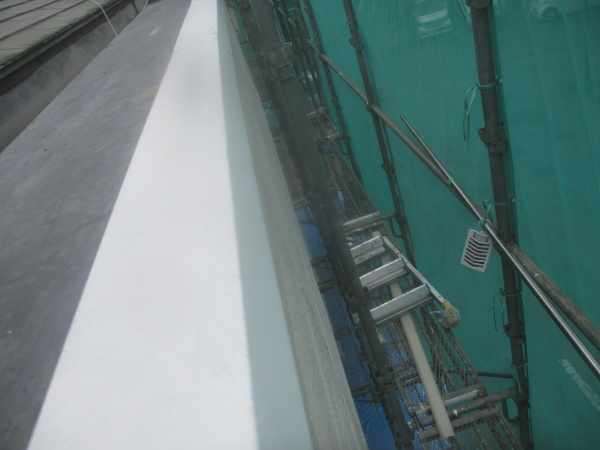 パラペット笠木の錆止め塗装が終了です