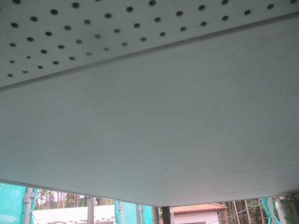 軒天塗装の１回目が終了しました