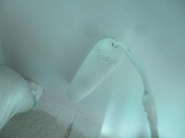 １回目軒天塗装中です