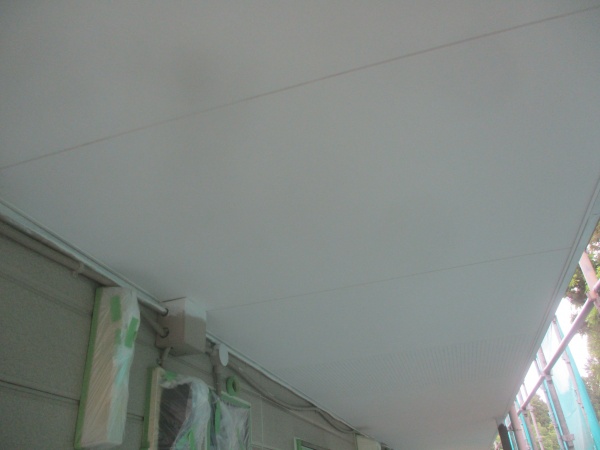 軒天塗装の１回目が終了しました