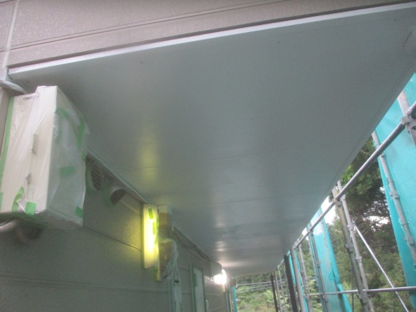 軒天塗装の２回目が終了しました