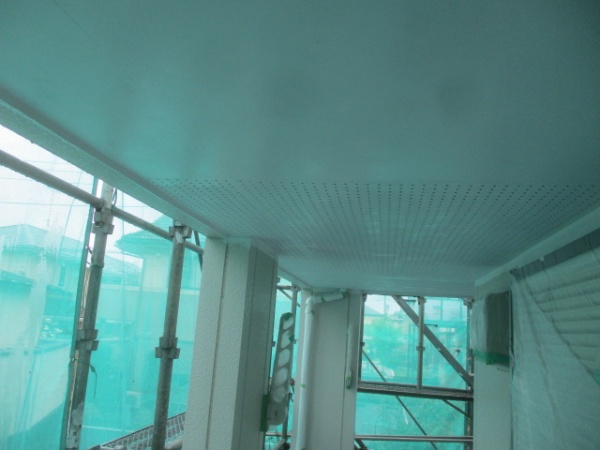 １回目軒天塗装終了です