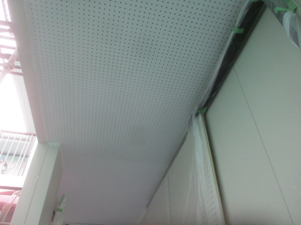 １回目軒天塗装終了です