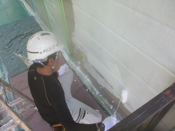 １階外壁面の下塗り中です