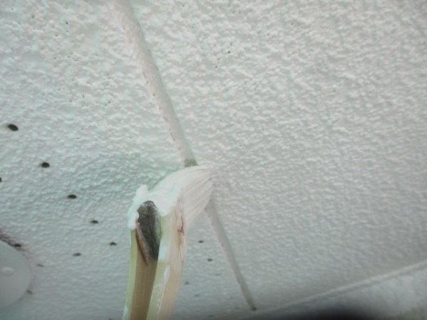 ２回目軒天塗装中です