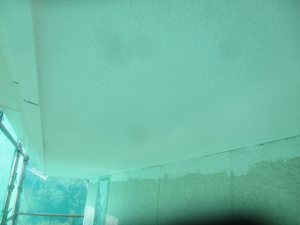 ２回目軒天塗装終了です