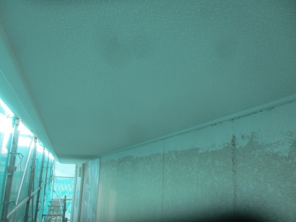 ２回目軒天塗装終了です