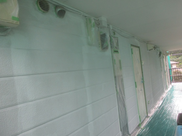 １階外壁下塗り終了です