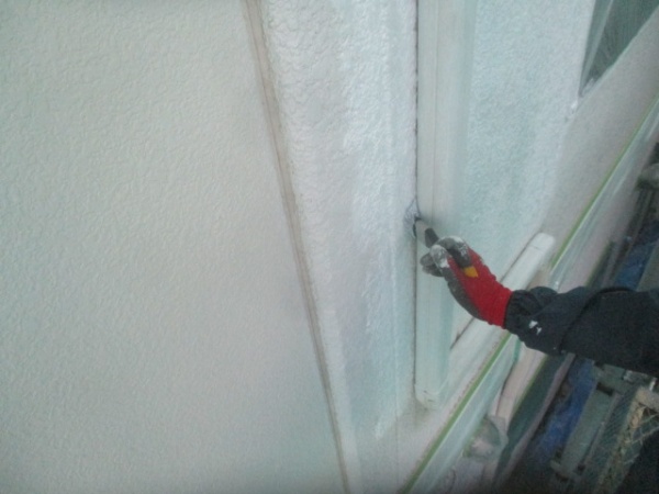 外壁の下塗り刷毛塗装中です