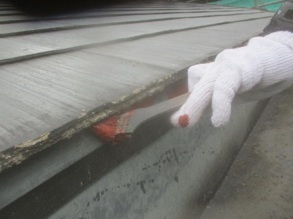 屋根板金部の錆止め塗装中です