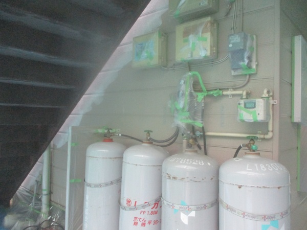 １階外壁の下塗り状態です