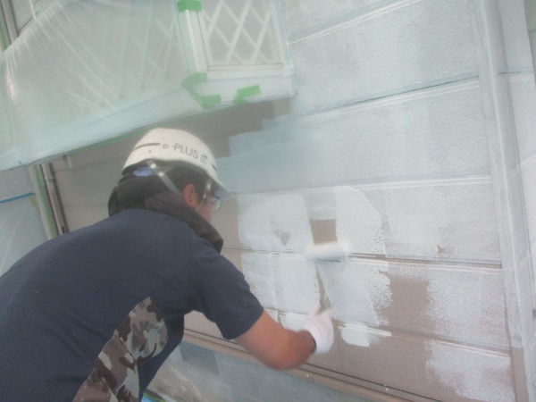 １階外壁の下塗り中です