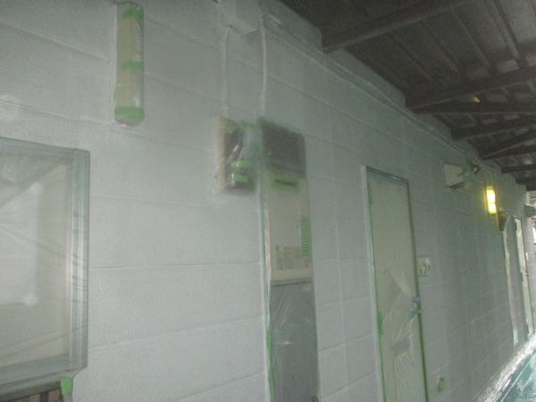 １階外壁の下塗り終了です