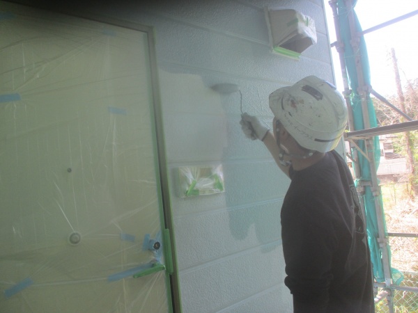 外壁の中塗り中です
