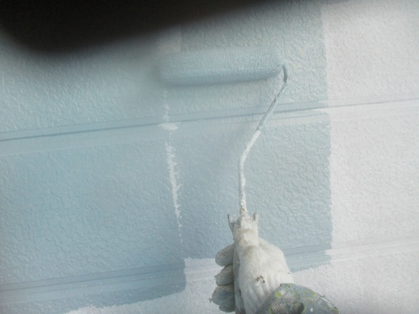 外壁の中塗り中です