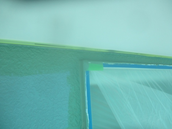 軒天取り合いの刷毛塗装終了です