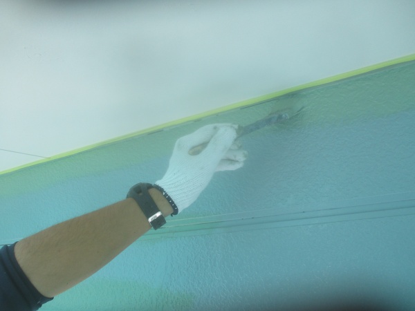 上塗り刷毛塗装中です