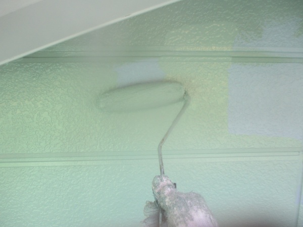 外壁面のローラー塗装中です