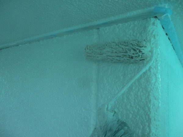 リシン壁部分の中塗りローラー塗装中です