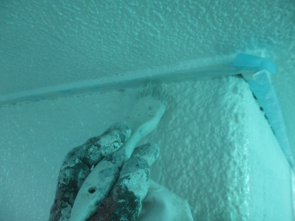 リシン壁部分の中塗り刷毛塗装中です