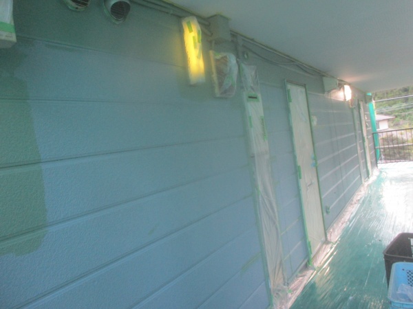 外壁面の上塗り中です