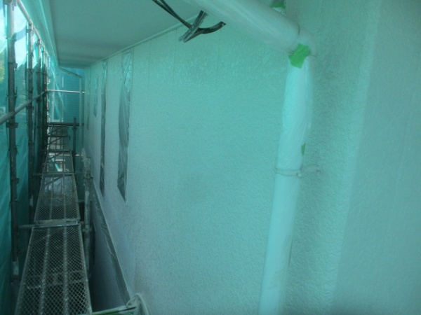 金属製サイディングの２階の外壁中塗り終了です