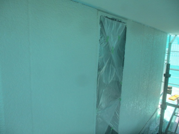 金属製サイディングの２階の外壁中塗り終了です