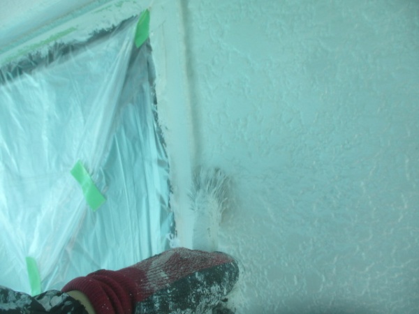 窓枠周りの刷毛塗装中です