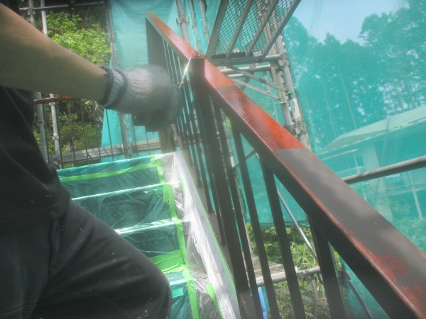 鉄部の錆止め塗装中です