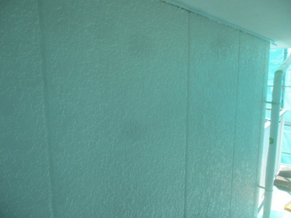 金属製サイディングの２階の外壁中塗り終了です