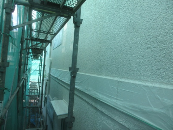 リシン外壁の２階の外壁中塗り終了です