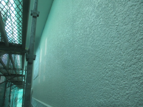 リシン外壁の２階の外壁中塗り終了です