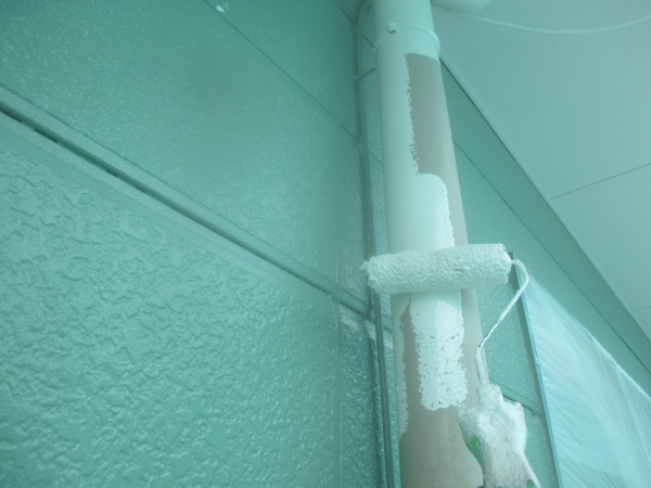 竪樋の１回目塗装中です