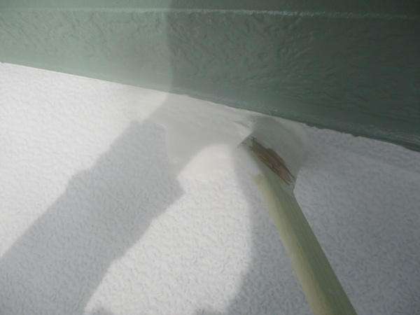 出窓天板の中塗り刷毛塗装中です