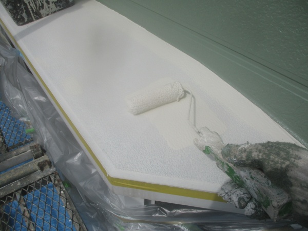 出窓天板の中塗りローラー塗装中です