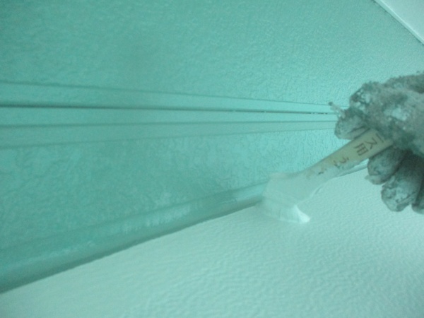 出窓天板の上塗り刷毛塗装中です