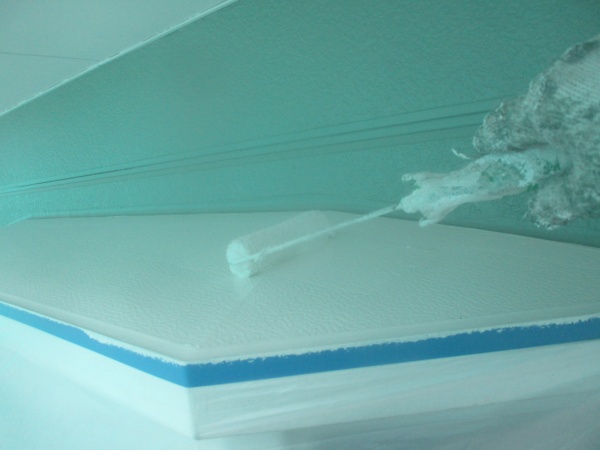 出窓天板の上塗りローラー塗装中です