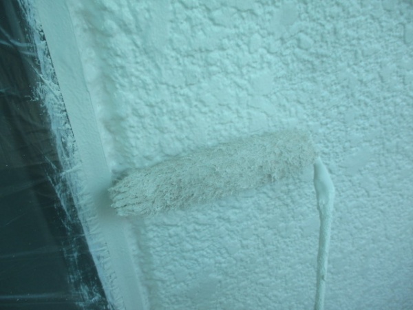 外壁面の上塗り中です