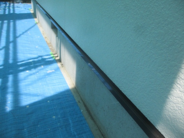 土台水切りの中塗り終了です