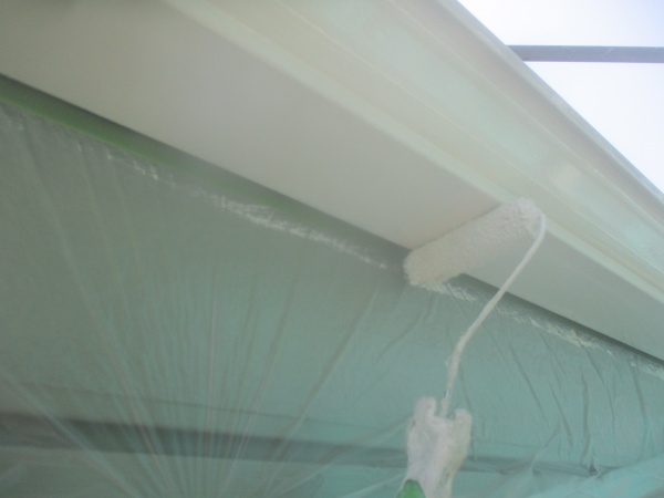 雨樋の上塗り中です