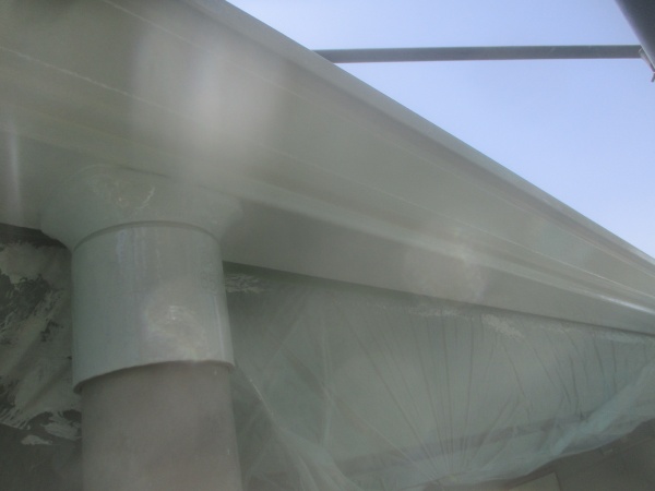 軒樋の上塗りが終了しました